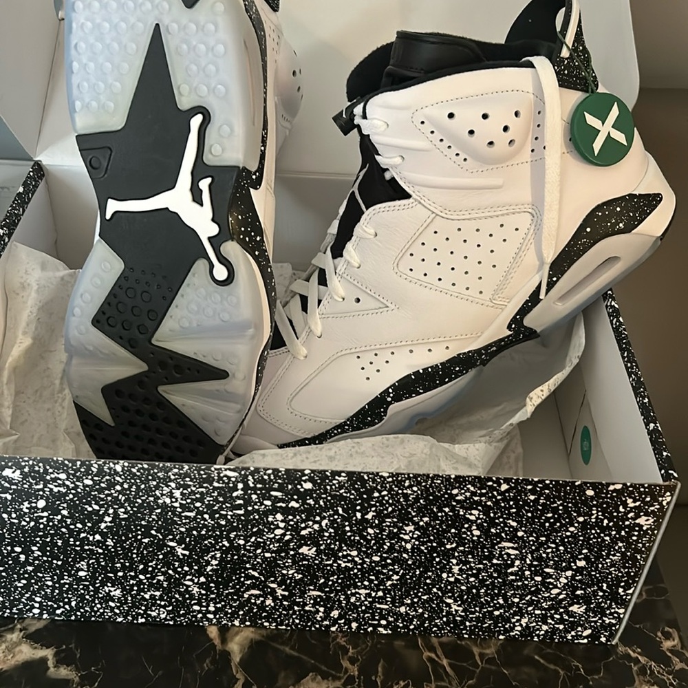 Jordan Men's Shoes in White and Black - Picture 5 of 5